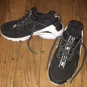 black and white nike sneaker